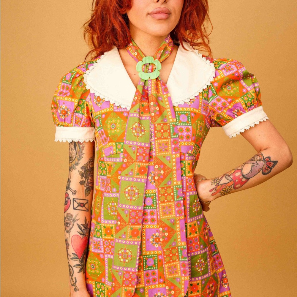 Mary - Frill Collar Mini Dress - Flower Patch Lavendar- The Chain UK - Picture 4 of 4